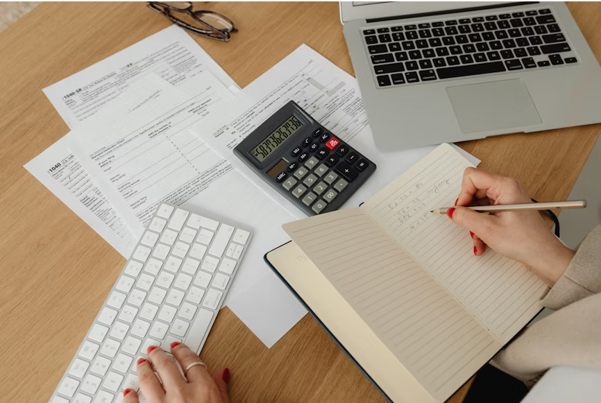 Equipe usando notebook